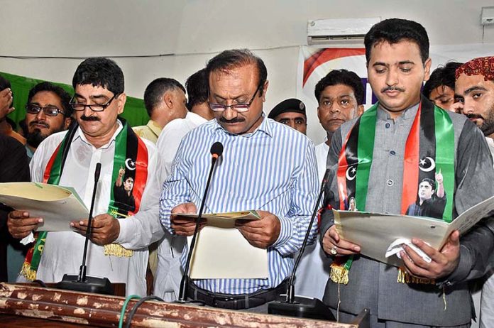 Commissioner, Ghanwar Ali Laghari administering oath to newly Elected Mayor of Municipal Corporation, Adv Anwar Ali Luhur and Deputy Mayor Muhammad Amin Shaikh at Begum Nusrat Bhutto Auditorium Jinnah Bagh Commissioner, Ghanwar Ali Laghari administering oath to newly Elected Mayor of Municipal Corporation, Adv Anwar Ali Luhur and Deputy Mayor Muhammad Amin Shaikh at Begum Nusrat Bhutto Auditorium Jinnah Bagh