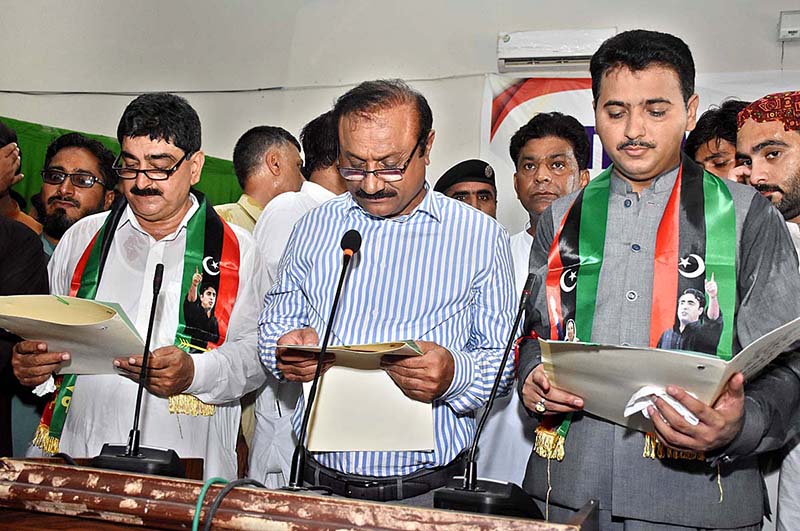 Commissioner, Ghanwar Ali Laghari administering oath to newly Elected Mayor of Municipal Corporation, Adv Anwar Ali Luhur and Deputy Mayor Muhammad Amin Shaikh at Begum Nusrat Bhutto Auditorium Jinnah Bagh
