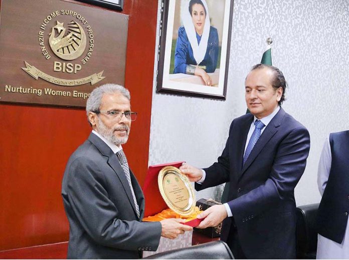 Secretary Benazir Income Support Programme, Amer Ali Ahmed presents shield to Ambassador of Yemen, Mohammad Motahar Alashbi on his visit to BISP Head Office. He was accompanying a Yemen Social Welfare Fund (SDF) Delegation visiting Pakistan