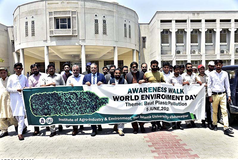 Vice Chancellor of the Islamia University, Engr. Prof. Dr. Athar Mahboob, with other participants are participate in an awareness walk organized by Institute of Agro Industry and Environment