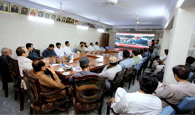 People listening the Federal Budget speech on TV