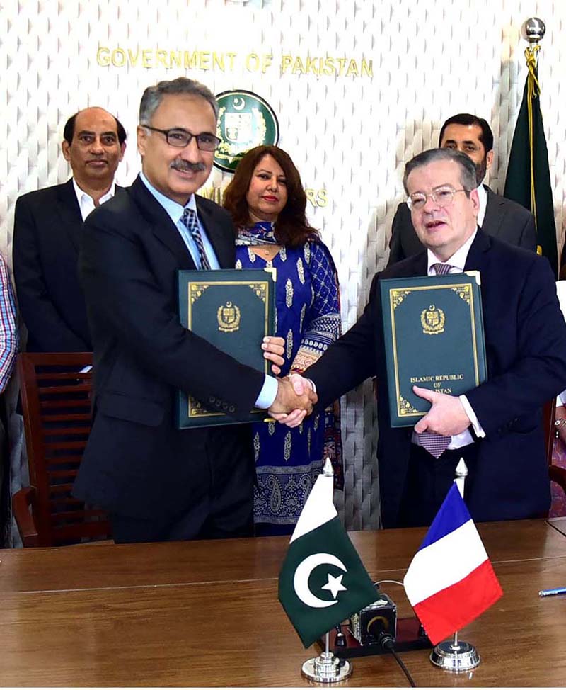 Dr. Kazim Niaz, Federal Secretary, Ministry of Economic Affairs, H.E. Mr. Nicolas Galey, Ambassador of France, and Mr. Philippe Steinmetz, Country Director, French Development Agency (AFD), signs the Credit Facility Agreement worth €180 million to finance the National Transmission and Despatch Company (NTDC)