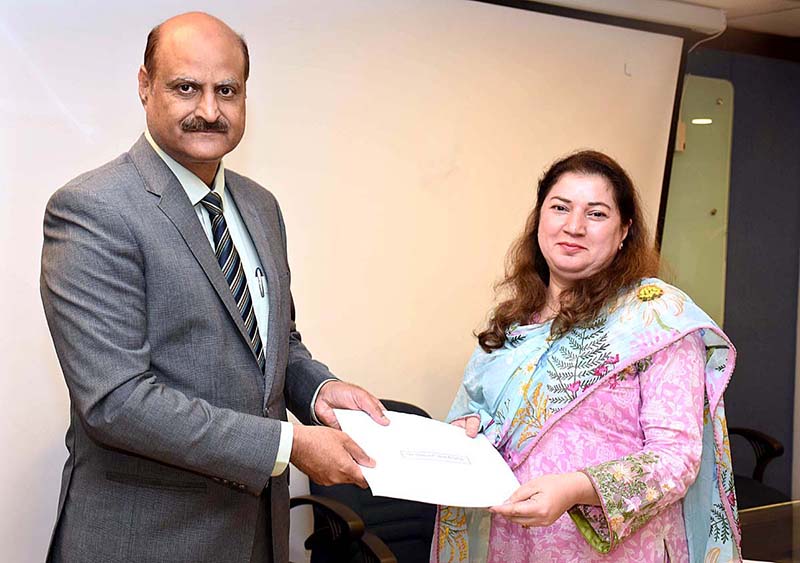 Dr. Nawaz Ahmad, Additional Secretary-1, Establishment Division giving away certificates during the 4-days workshop on Significance for Good Governance in the Public Sector