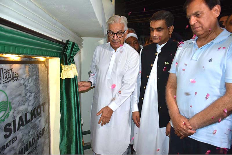 Defense Minister Khawaja Muhammad Asif talking to media persons after inaugurating Wall of Sialkot for pay tribute to martyrs of Nishan-e-Haider of Pakistan at Chowk Allama Iqbal