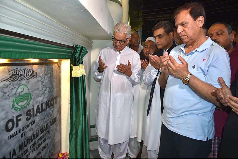 Defense Minister Khawaja Muhammad Asif talking to media persons after inaugurating Wall of Sialkot for pay tribute to martyrs of Nishan-e-Haider of Pakistan at Chowk Allama Iqbal