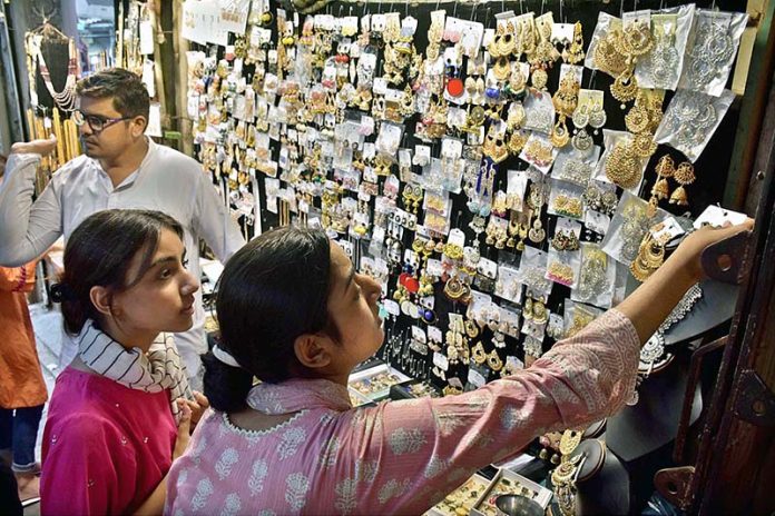 Girls selecting artificial jewelry for preparation of upcoming Eidul Azha at Reshamgali Girls selecting artificial jewelry for preparation of upcoming Eidul Azha at Reshamgali