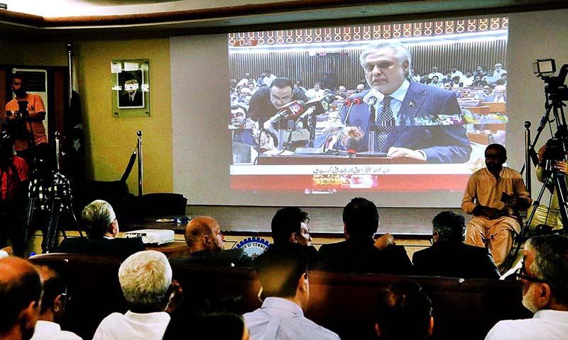 People from business community listening the budget speech of Federal Finance Minister Ishaq Dar at Karachi Chamber of Commerce (KCCI)