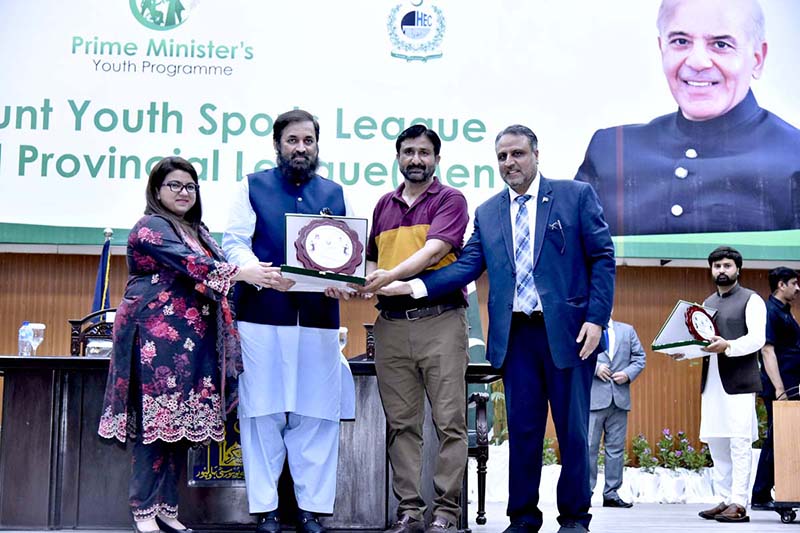 Governor Punjab Engineer Baligh-ur-Rehman along with Vice Chancellor, Engr. Prof Dr. Athar Mehboob giving a commemorative shield to Shaza Fatima Khawaja, Prime Minister’s Adviser on youth Affairs, on the occasion of Talent Hunt Youth Sports League Volleyball Provincial League (Man) ceremony organized by Prime Minister’s Youth Program and Higher Education Commission at the Islamia Universty Bahawalpur