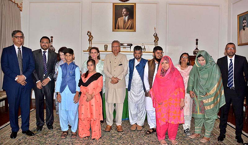 President Dr. Arif Alvi and Begum Samina Arif Alvi posing for a group photo with delegation of Association of Retarded Children Karachi and special children at Governor House
