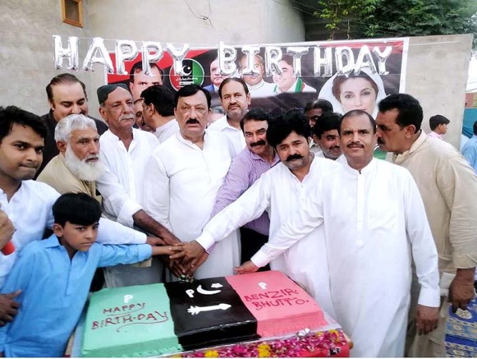 Minister of State / SAPM for industries Tasneem Ahmed Qureshi performing the cake cutting ceremony to celebrate birthday of Shaheed Mohterma Benazir Bhutto at Chak No. 91/NB, Sillanwali Road