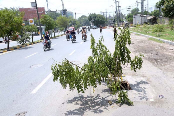 A view of manhole opened in front of Radio Pakistan building on Empress Road which may cause any mishap and needs the attention of concerned authorities