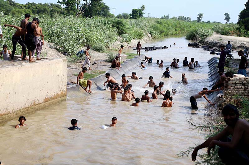 A large number of youngster bathing in Khesana Mori Canal to get some relief from hot weather in the city