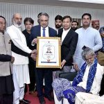 Engr. Prof. Dr. Athar Mahboob, Vice Chancellor and Dr. Ehtesham Anwar, Commissioner Bahawalpur Division presenting the Lifetime Achievement Award on behalf of the Islamia University Bahawalpur to the well-known Siraiki poet Shakir Shaja Abadi for his services in Siraiki poetry