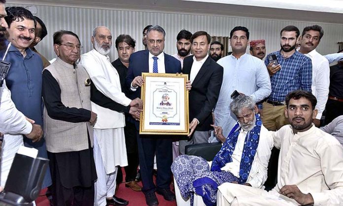 Engr. Prof. Dr. Athar Mahboob, Vice Chancellor and Dr. Ehtesham Anwar, Commissioner Bahawalpur Division presenting the Lifetime Achievement Award on behalf of the Islamia University Bahawalpur to the well-known Siraiki poet Shakir Shaja Abadi for his services in Siraiki poetry Engr. Prof. Dr. Athar Mahboob, Vice Chancellor and Dr. Ehtesham Anwar, Commissioner Bahawalpur Division presenting the Lifetime Achievement Award on behalf of the Islamia University Bahawalpur to the well-known Siraiki poet Shakir Shaja Abadi for his services in Siraiki poetry