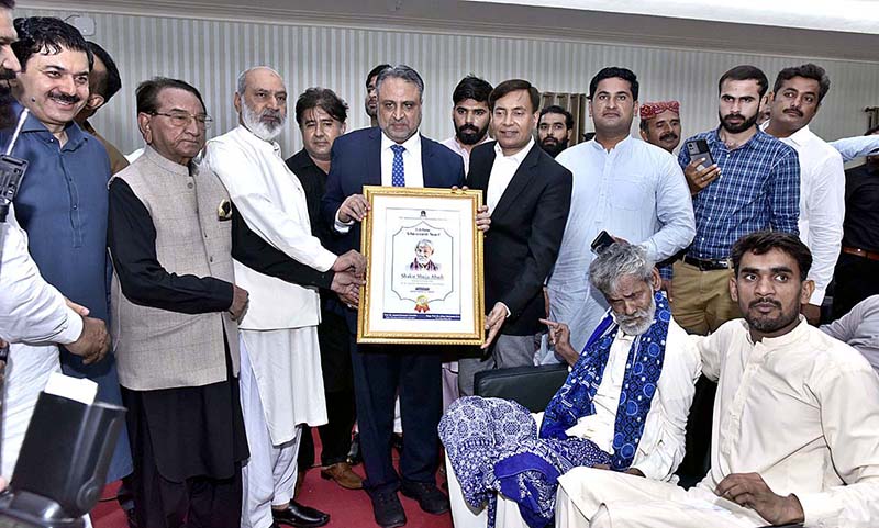 Engr. Prof. Dr. Athar Mahboob, Vice Chancellor and Dr. Ehtesham Anwar, Commissioner Bahawalpur Division presenting the Lifetime Achievement Award on behalf of the Islamia University Bahawalpur to the well-known Siraiki poet Shakir Shaja Abadi for his services in Siraiki poetry