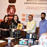 Dr. Maryam Nauman, Chairperson Women Chamber of Commerce presenting shield to Shakeel Azam, Chairman Pakistan Cutlery Association
