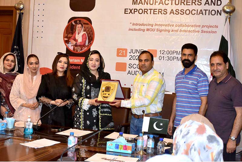 Dr. Maryam Nauman, Chairperson Women Chamber of Commerce presenting shield to Shakeel Azam, Chairman Pakistan Cutlery Association