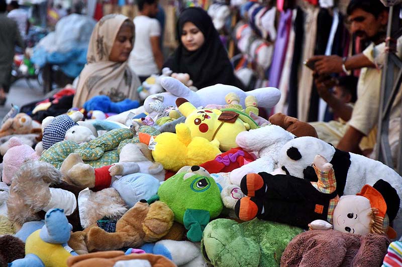 Vendors are displaying and selling used toys on their handcart at roadside setup near Mayo Hospital