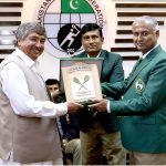 Air Vice Marshal Kazim Hammad, Senior Vice President, PSF presents souvenir to Squash legend Qamar Zaman during the 48th Executive Committee Meeting followed by the 49th Annual General Meetings of Pakistan Squash Federation (PSF) at Mushaf Squash Complex