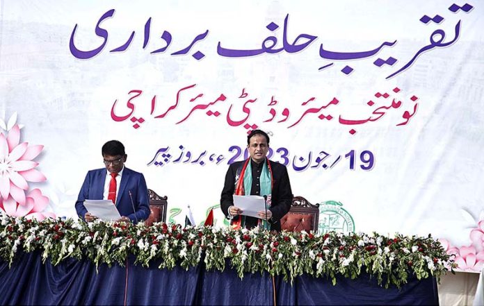 Provincial Election Commissioner Sindh Aijaz Anwar Chohan administering oath to Mayor of Karachi Barrister Murtaza Wahab at Gulshan-e-Jinnah (Polo Ground)