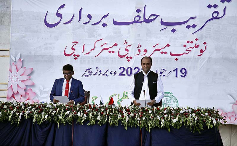 Provincial Election Commissioner Sindh Aijaz Anwar Chohan administering oath to Deputy Mayor of Karachi Salman Abdullah Murad at Gulshan-e-Jinnah (Polo Ground)