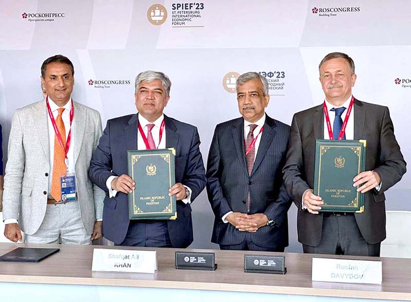 Pakistan's Ambassador to the Russian Federation, H.E. Shafqat Ali Khan signing the MoU between Pakistan Customs and the Federal Customs Service (Russian Federation) on the Exchange of Statistical Data on Mutual Trade while Secretary of Commerce, Muhammad Sualeh Ahmed Faruqui witnessing the signing ceremony