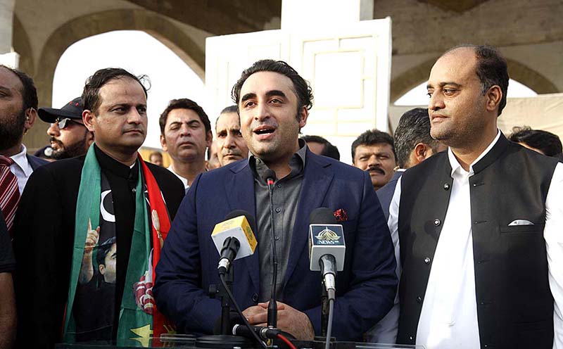 Chairman Pakistan People's Party (PPP) and Foreign Minister Bilawal Bhutto Zardari handing over the key of Karachi to Mayor Barrister Murtaza Wahab and Deputy Mayor Salman Abdullah Murad during oath-taking ceremony at Gulshan-e-Jinnah (Polo Ground)