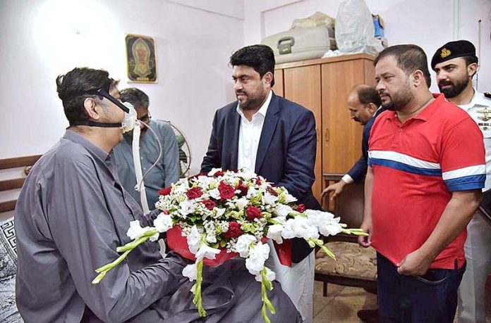Governor Sindh Kamran Tessori inquiring about the health of tallest man of Pakistan Naseer Soomro