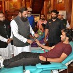 Governor Punjab Balighur Rehman presenting a flower to blood donor during blood donation camp organized by Sundas Foundation on the occasion of World Blood Donor Day at Governor House