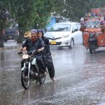 Vehicles on the way during rain that experienced the Provincial CapitalVehicles on the way during rain that experienced the Provincial Capital