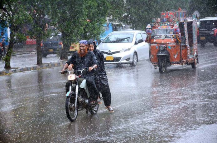 Vehicles on the way during rain that experienced the Provincial CapitalVehicles on the way during rain that experienced the Provincial Capital
