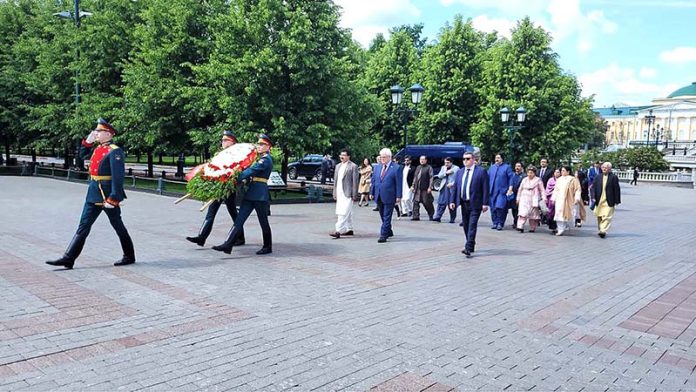Chairman Senate Muhammad Sadiq Sanjrani along with delegation laying wreath at the tomb of unknown soldiers in Russia