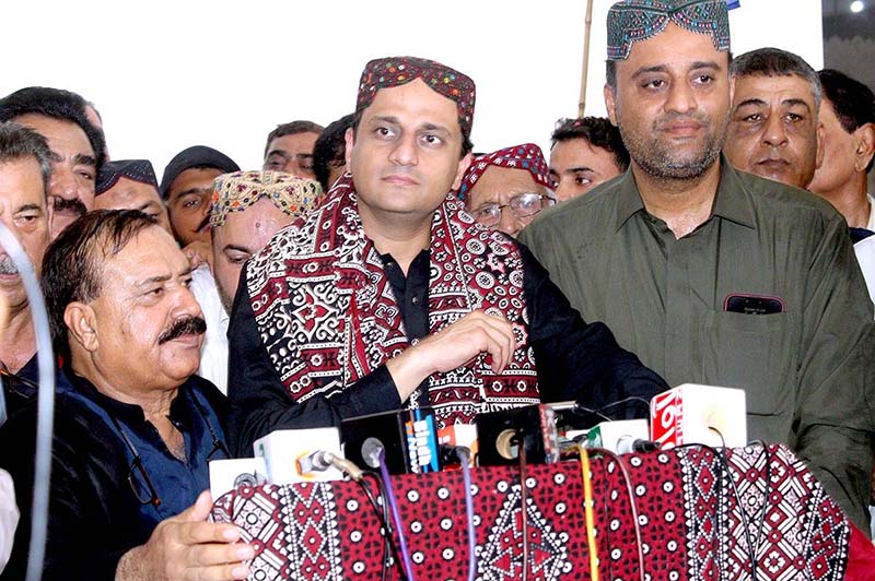 Newly elected Mayor of Karachi Murtaza Wahab and Deputy Mayor Salman Abdullah Murad Baloch offering Fateha on grave of Shaheed Mohtarma Benazir Bhutto at Garhi Khuda Bakhsh