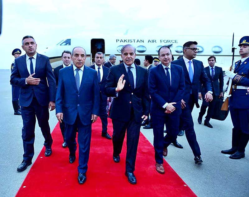 Prime Minister Muhammad Shehbaz Sharif arrived in Baku on a two day official visit to Azerbaijan. First Deputy Prime Minister of Azerbaijan, Yagub Eyyubov, Deputy Foreign Minister Elnur Mammadov, Azerbaijan’s Ambassador to Pakistan Khazar Farhadov and Pakistan Ambassador to Azerbaijan Bilal Hayee received the Prime Minister at the airport