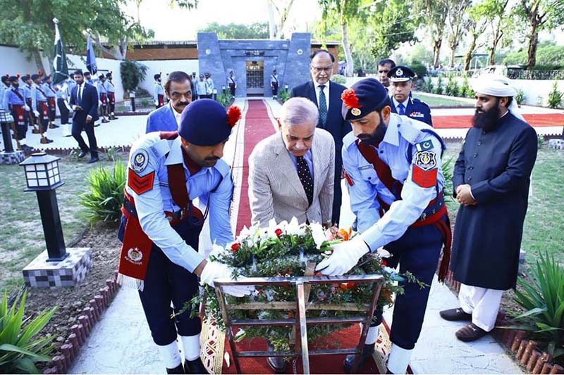 Prime Minister Muhammad Shehbaz Sharif laying floral wreath at the Yadgar-e-Shuhada in Police Lines Headquarters