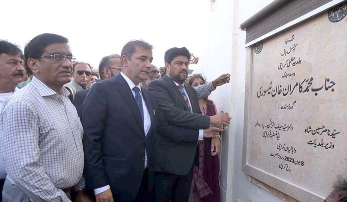 Governor Sindh Kamran Tessori unveiling plaque to inaugurate new building of Karachi Municipal Corporation Council