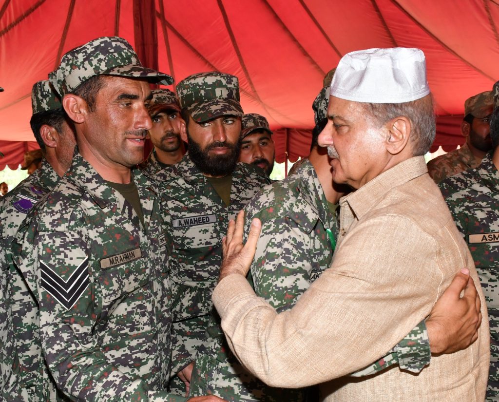 PM, COAS spend Eid with army officers, jawans in Parachinar, pay tribute