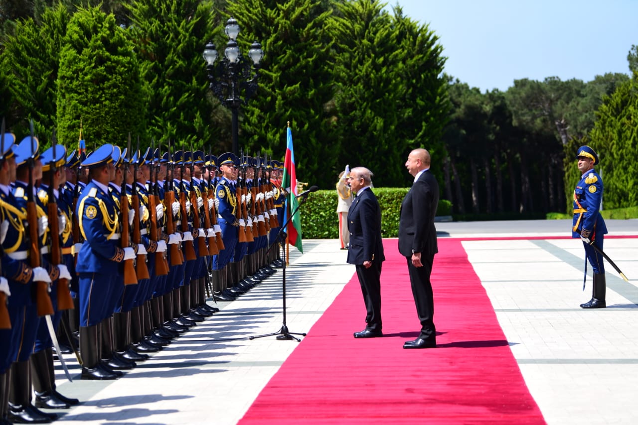 PM presented guard of honour at Presidential palace