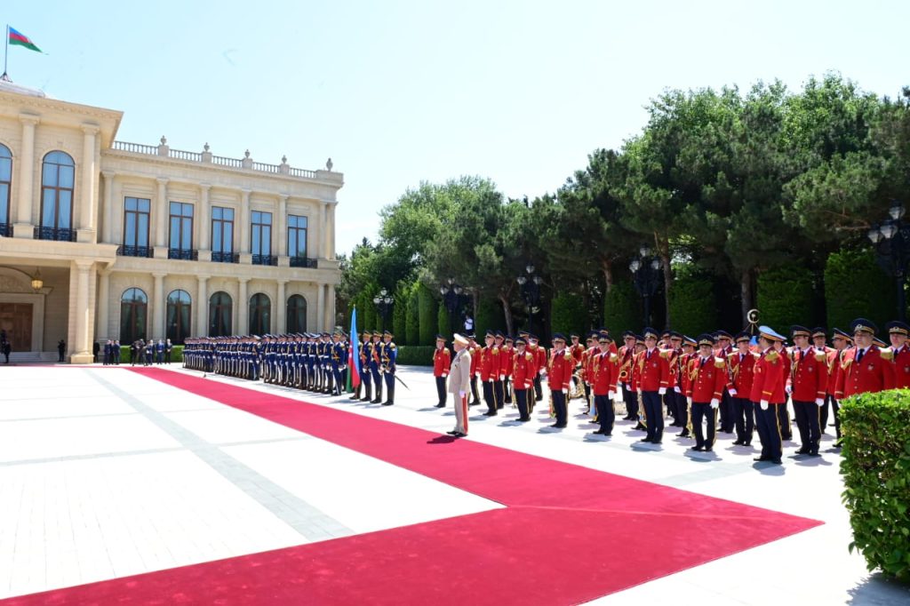 PM presented guard of honour at Presidential palace