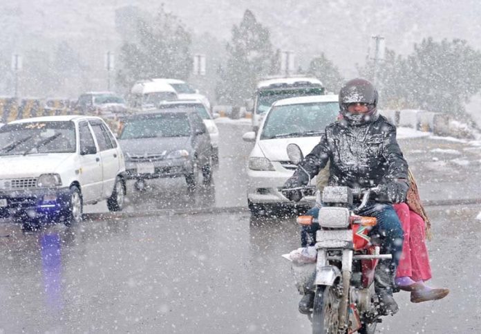Tourists throng to Galiyat to beat sizzling heat during Eid holidays