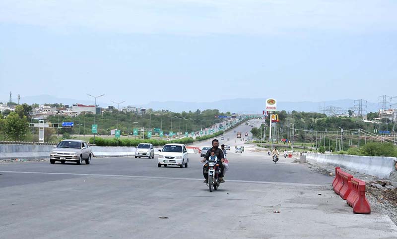 Commuters passing through the newly constructed bridge on Islamabad Expressway infront of Gulberg Green