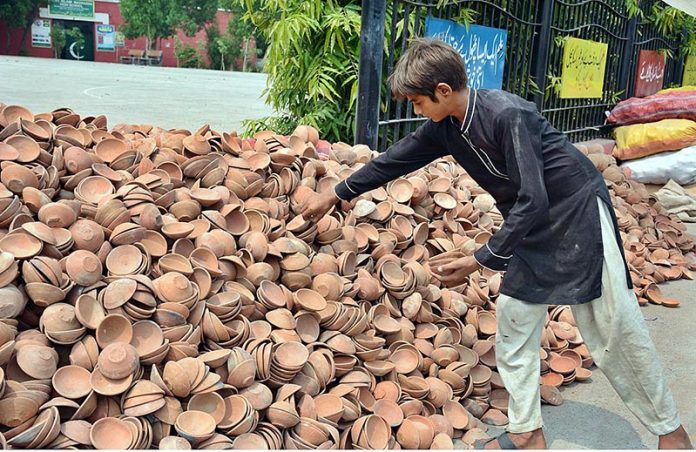 A vendor displaying clay pots (Kujji Thuthi) usually used for distributing food items on the occasion of Muharram ul Haram