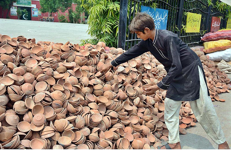 A vendor displaying clay pots (Kujji Thuthi) usually used for distributing food items on the occasion of Muharram ul Haram