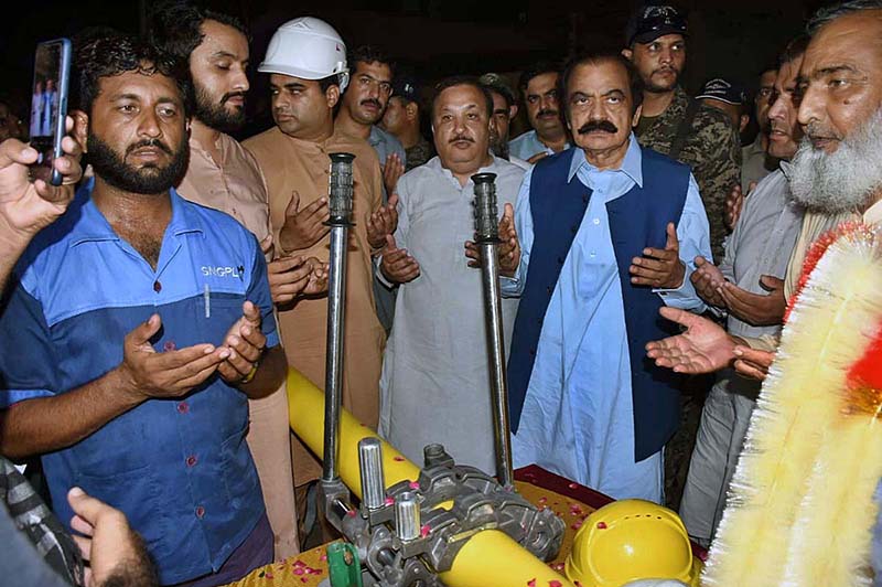 Interior Minister Rana Sana Ullah Khan offering ‘dua’ after inaugurating sui gas supply at Chak No. 4 JB Ram Diwali