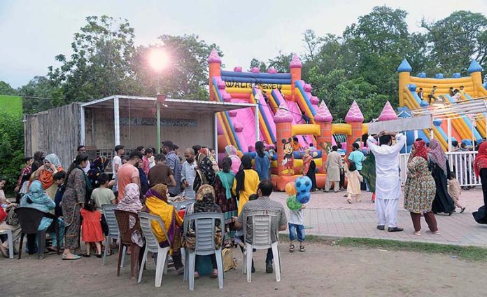 A large number of families arrives at Race Course Park to spend their holiday