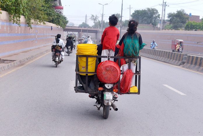 Motorcyclist on the way along children standing on the Iron cage of rear seat may cause any mishap