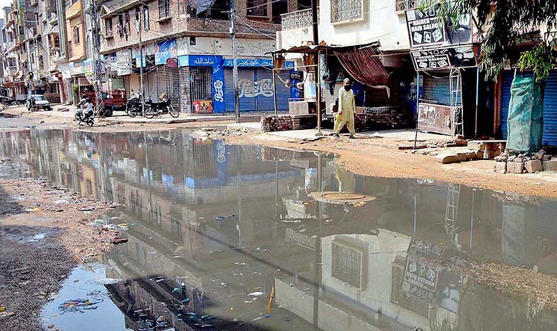 A view of sewerage water accumulated at Tulsidas Road creating problems for motorists and pedestrians and needs the attention of concerned authorities