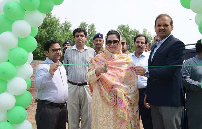 Divisional Commissioner Silwat Saeed and Deputy Commissioner Ali Anan Qamar cutting the ribbon to inaugurate Tree Plantation Campaign at Kaleem Shaheed Park