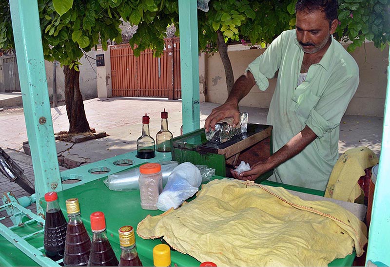 A vendor selling ice gola at his cart