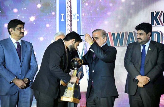 Prime Minister Muhammad Shehbaz Sharif presenting awards to highest exporters at 